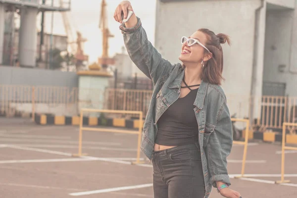 Elegante Hermosa Mujer Joven Gafas Chaqueta Mezclilla Patinando Bailando Divirtiéndose —  Fotos de Stock