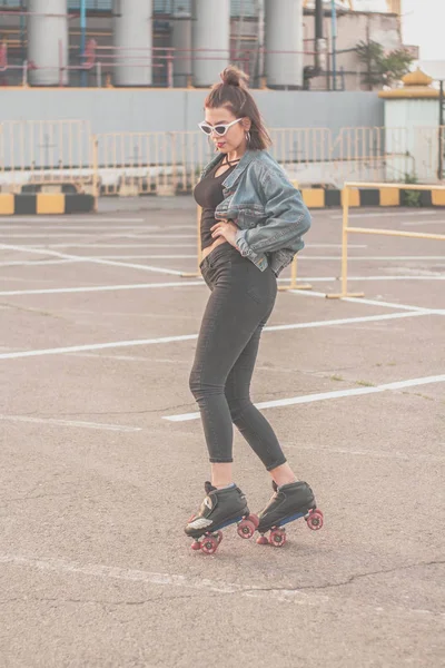 Mulher Bonita Elegante Óculos Casaco Ganga Patins Dançando Divertindo Sorrindo — Fotografia de Stock