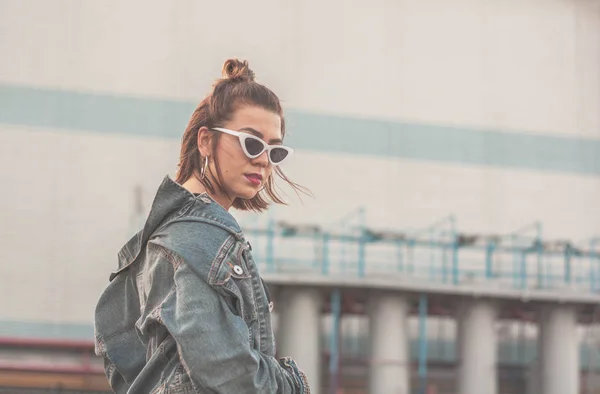 Retrato Una Hermosa Mujer Joven Con Estilo Gafas Chaqueta Mezclilla — Foto de Stock