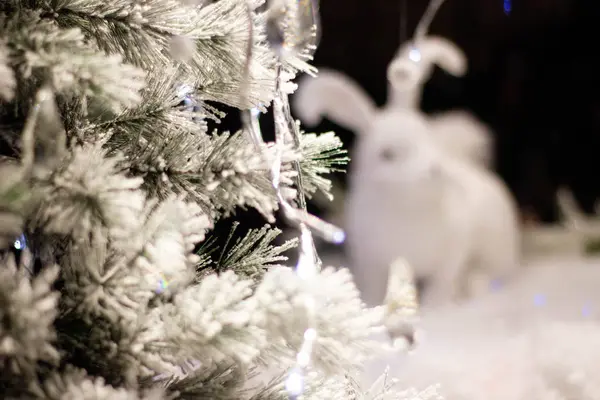 Weihnachtskranz Baum Weihnachtsdekoration Weihnachtsgeschenke Neujahr Weihnachtsmann Hintergrund Bokeh Schnee Schwein — Stockfoto