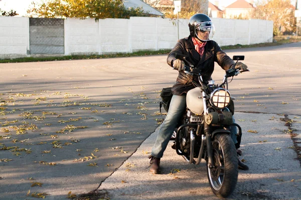 Homem Velho Costume Cafe Racer Motocicleta Floresta Pôr Sol — Fotografia de Stock