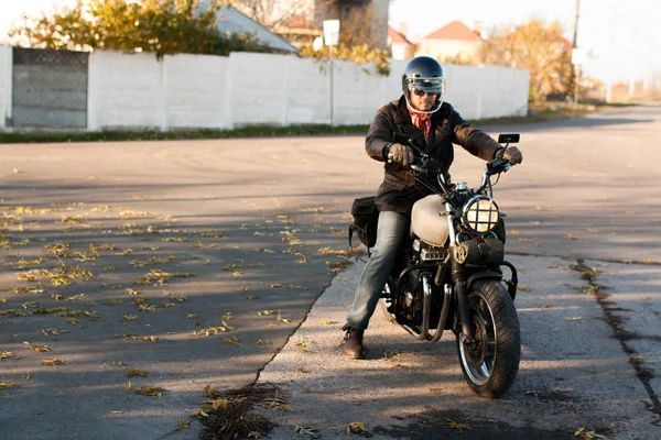 Adam Gün Batımında Orman Eski Özel Cafe Racer Motosiklet — Stok fotoğraf