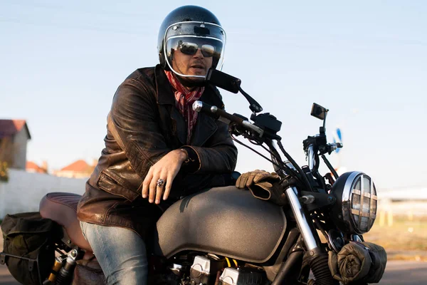 Adam ve gün batımında orman eski özel Cafe-racer motosiklet