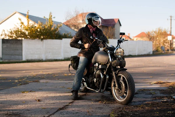 Homem Velho Costume Cafe Racer Motocicleta Floresta Pôr Sol — Fotografia de Stock