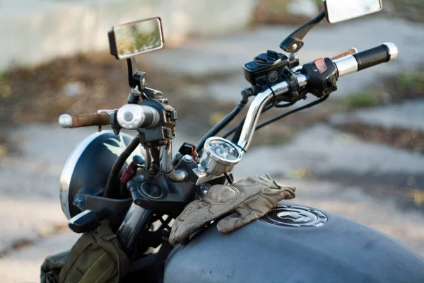 Uomo Vecchio Custom Cafe Racer Motociclo Sulla Foresta Tramonto — Foto Stock