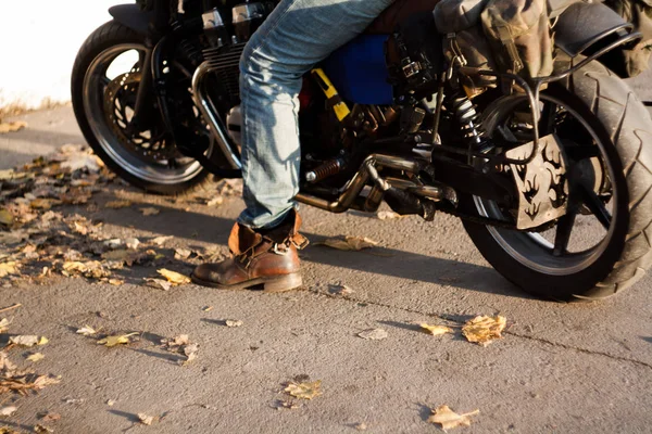 Homem Velho Costume Cafe Racer Motocicleta Floresta Pôr Sol — Fotografia de Stock