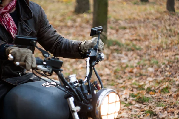 Mannen Och Gamla Anpassade Café Racer Motorcykel Skogen Vid Solnedgången — Stockfoto