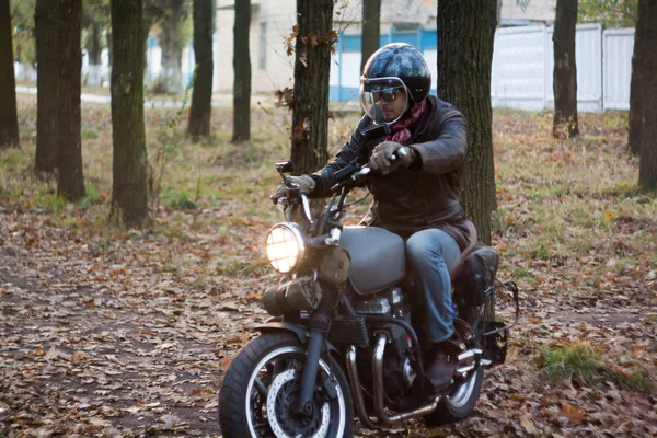 Mannen Och Gamla Anpassade Café Racer Motorcykel Skogen Vid Solnedgången — Stockfoto