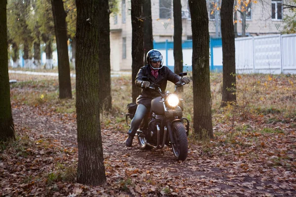 Homme Vieux Café Coureur Personnalisé Moto Sur Forêt Coucher Soleil — Photo