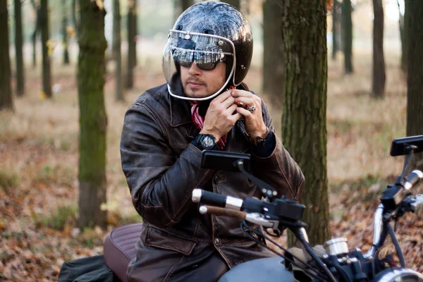 Homme Vieux Café Coureur Personnalisé Moto Sur Forêt Coucher Soleil — Photo