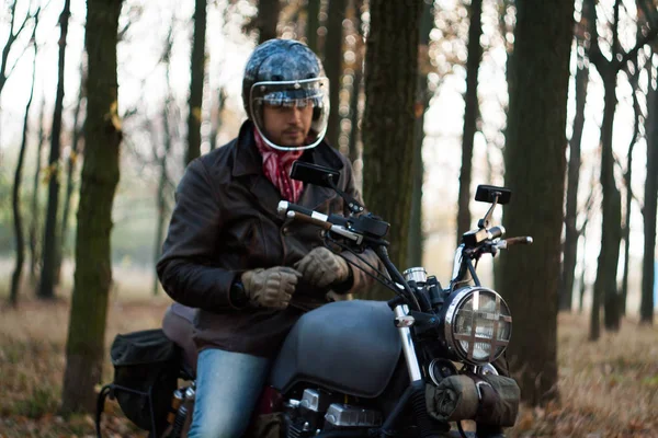 Mann Und Alter Brauch Café Racer Motorrad Auf Wald Bei — Stockfoto