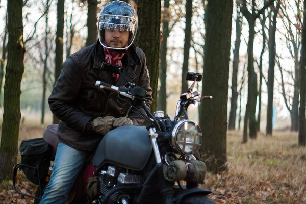 Mann Und Alter Brauch Café Racer Motorrad Auf Wald Bei — Stockfoto