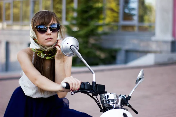 Fröhliche Pin Junge Frau Auf Dem Retro Roller — Stockfoto