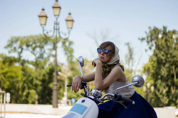 レトロなスクーターに陽気なピンまでの若い女性 — ストック写真