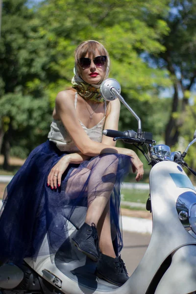 Fröhliche Pin Junge Frau Auf Dem Retro Roller — Stockfoto