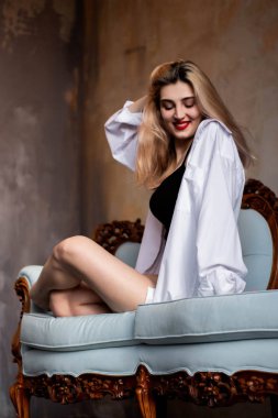 Loft studio arka plan üzerinde siyah tek parça streç giysi ve beyaz gömlek giymiş güzel ince genç kadın modern caz çağdaş bir tarz Bale dansçısı