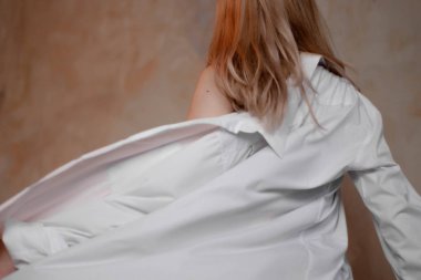 Loft studio arka plan üzerinde siyah tek parça streç giysi ve beyaz gömlek giymiş güzel ince genç kadın modern caz çağdaş bir tarz Bale dansçısı