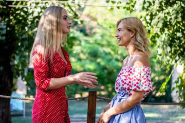 konuşmak ve parkta sarılma iki çekici sarışın kız arkadaşım. Kız iyi vakit geçiriyoruz