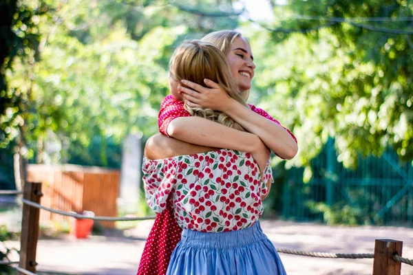 Duas Namoradas Loiras Atraentes Conversando Abraçando Parque Irmãs Ter Bom — Fotografia de Stock