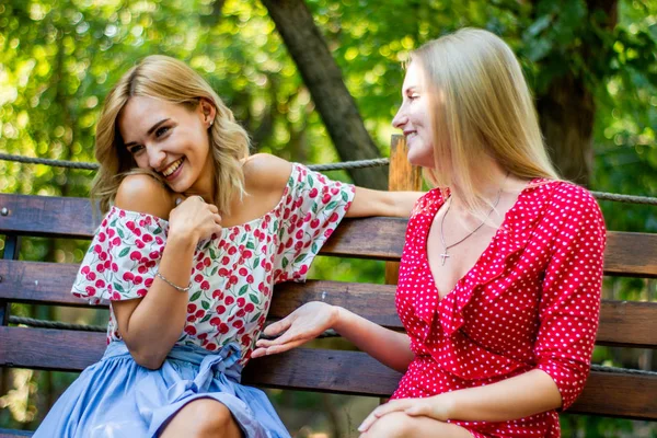 Dwie Atrakcyjne Dziewczyny Blondynka Mówi Przytulanie Parku Siostry Razem Miło — Zdjęcie stockowe