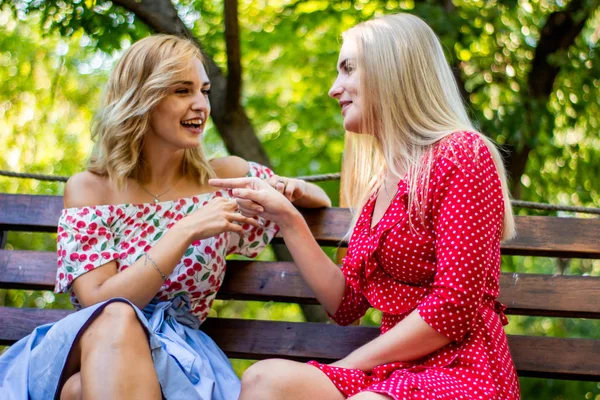 Dos Atractivas Novias Rubias Hablando Abrazándose Parque Hermanas Pasar Buen —  Fotos de Stock