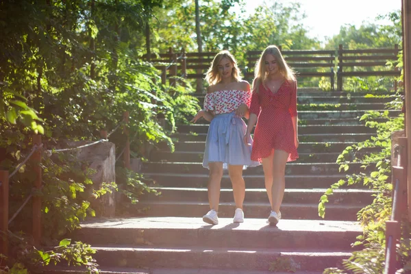 Две Привлекательные Красивые Молодые Блондинки Дуют Пузыри Парке Счастливы Закате — стоковое фото