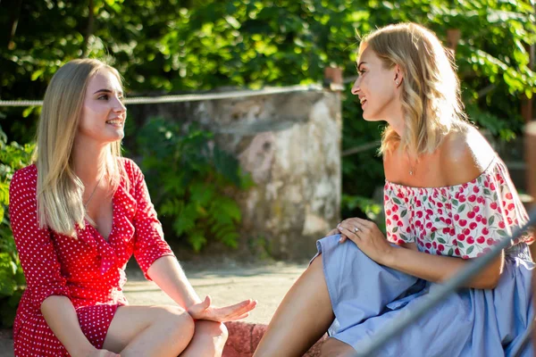 Dos Hermosas Mujeres Rubias Jóvenes Atractivas Soplan Burbujas Parque Son —  Fotos de Stock