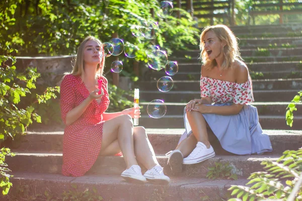 Dos Hermosas Mujeres Rubias Jóvenes Atractivas Soplan Burbujas Parque Son —  Fotos de Stock