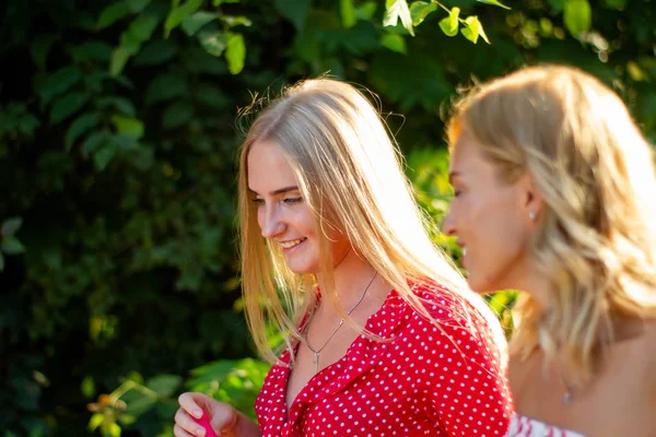 Dvě Atraktivní Krásné Mladé Blonďaté Ženy Foukat Bubliny Parku Jsou — Stock fotografie