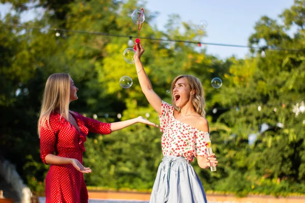Dos Hermosas Mujeres Rubias Jóvenes Atractivas Soplan Burbujas Parque Son —  Fotos de Stock