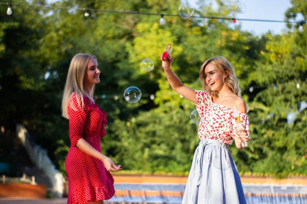 Dvě Atraktivní Krásné Mladé Blonďaté Ženy Foukat Bubliny Parku Jsou — Stock fotografie