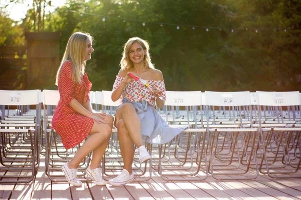 Due Belle Giovani Donne Bionde Attraenti Soffiano Bolle Nel Parco — Foto Stock