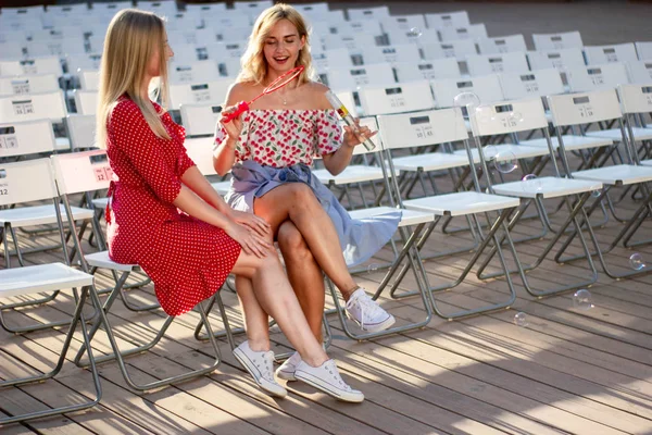 Två Attraktiva Vackra Unga Blonda Kvinnor Blåsa Bubblor Parken Och — Stockfoto