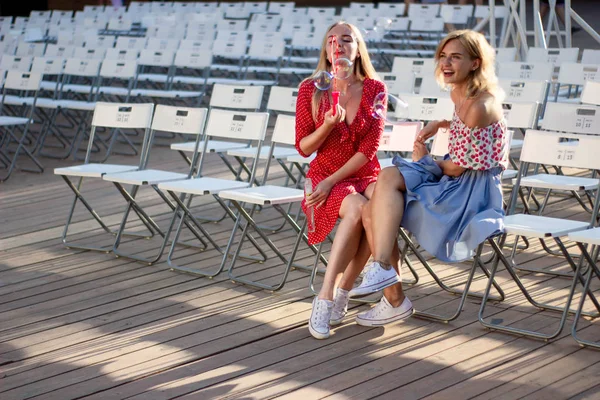 Två Attraktiva Vackra Unga Blonda Kvinnor Blåsa Bubblor Parken Och — Stockfoto