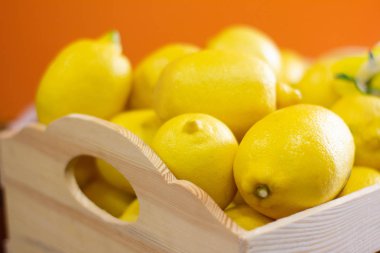arka plan üzerine bir kutu içinde limon vardır.