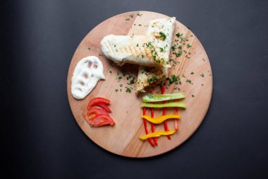Koyu arka plan üzerinde malzemelerle Shawarma sandviç. Üstten görünüm. Pita ekmeği sandviç. börek