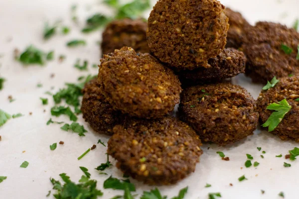 Falafel Fresco Con Hojas Verdes Sobre Fondo Blanco — Foto de Stock