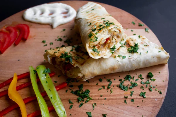 Koyu arka plan üzerinde malzemelerle Shawarma sandviç. Üstten görünüm. Pita ekmeği sandviç. börek