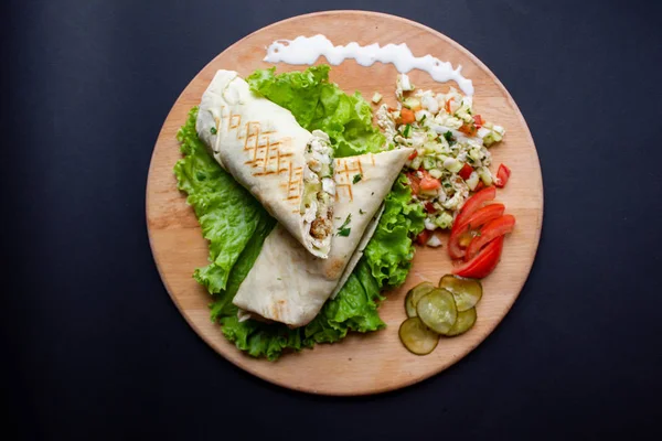 Koyu arka plan üzerinde malzemelerle Shawarma sandviç. Üstten görünüm. Pita ekmeği sandviç. börek
