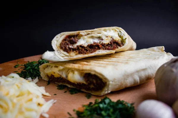 Sandwich Shawarma Con Ingredientes Sobre Fondo Oscuro Vista Superior Bocadillo —  Fotos de Stock