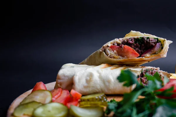 暗い背景上の成分 Shawarma サンドイッチ 平面図です ピタパンをサンドイッチします ブリトー — ストック写真