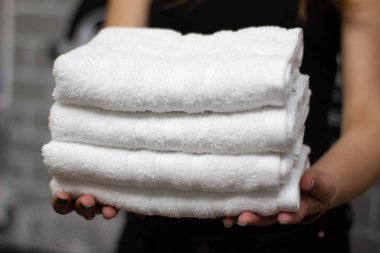 Kümelenmiş beyaz spa havluları