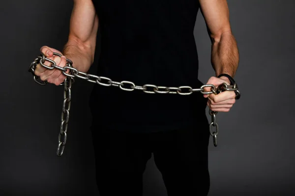 Kaslı adam bir zincir. Fotoğraf egzersiz jimnastik salonu. spor için git. 