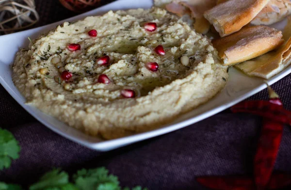 Klasyczne Hummus Pietruszki Płytkę Pita Chleb — Zdjęcie stockowe