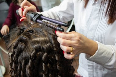  bir Kuaför ana salonda saçı kıvırcık kıvırmak demir ile mu