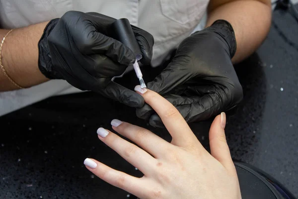Manicure Proces Een Vrouw Werkt Handen Nagels Van Een Vrouw — Stockfoto