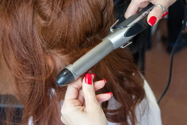 Bir Kuaför Ana Salonda Saçı Kıvırcık Kıvırmak Demir Ile — Stok fotoğraf