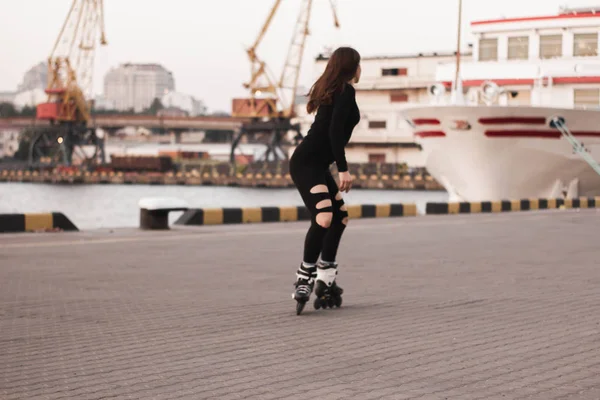 Γυναίκα Πατινάζ Από Θάλασσα Κορίτσι Πηγαίνει Rollerblading Και Κάνει Κόλπα — Φωτογραφία Αρχείου