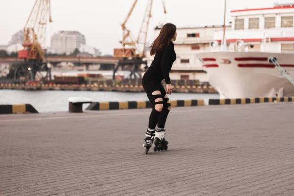 Mujer Patinando Junto Mar Chica Patinar Hace Trucos Mujer Caucásica — Foto de Stock