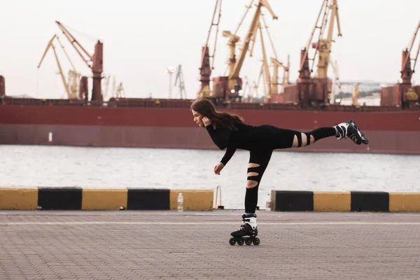 Mulher Patinar Junto Mar Menina Vai Patinar Faz Truques Mulher — Fotografia de Stock